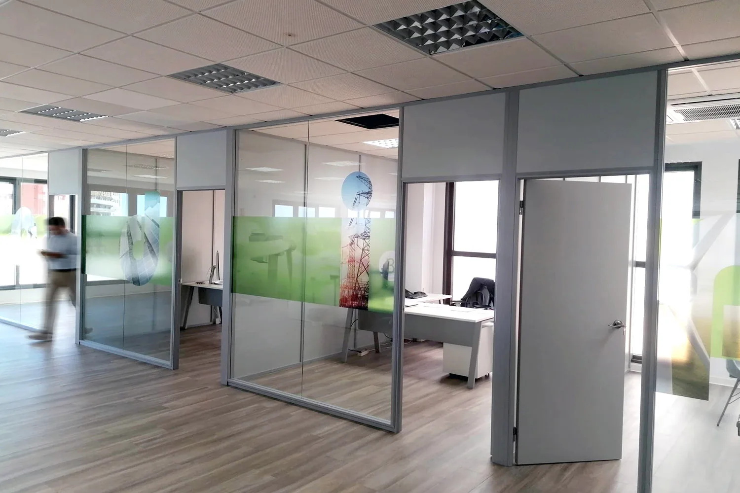 Vinilos para cristaleras oficina en sevilla