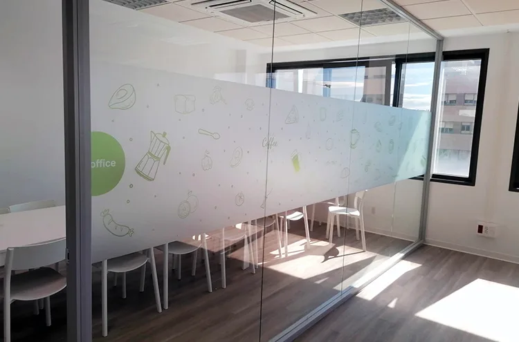 Vinilos transparentes para oficinas en sevilla