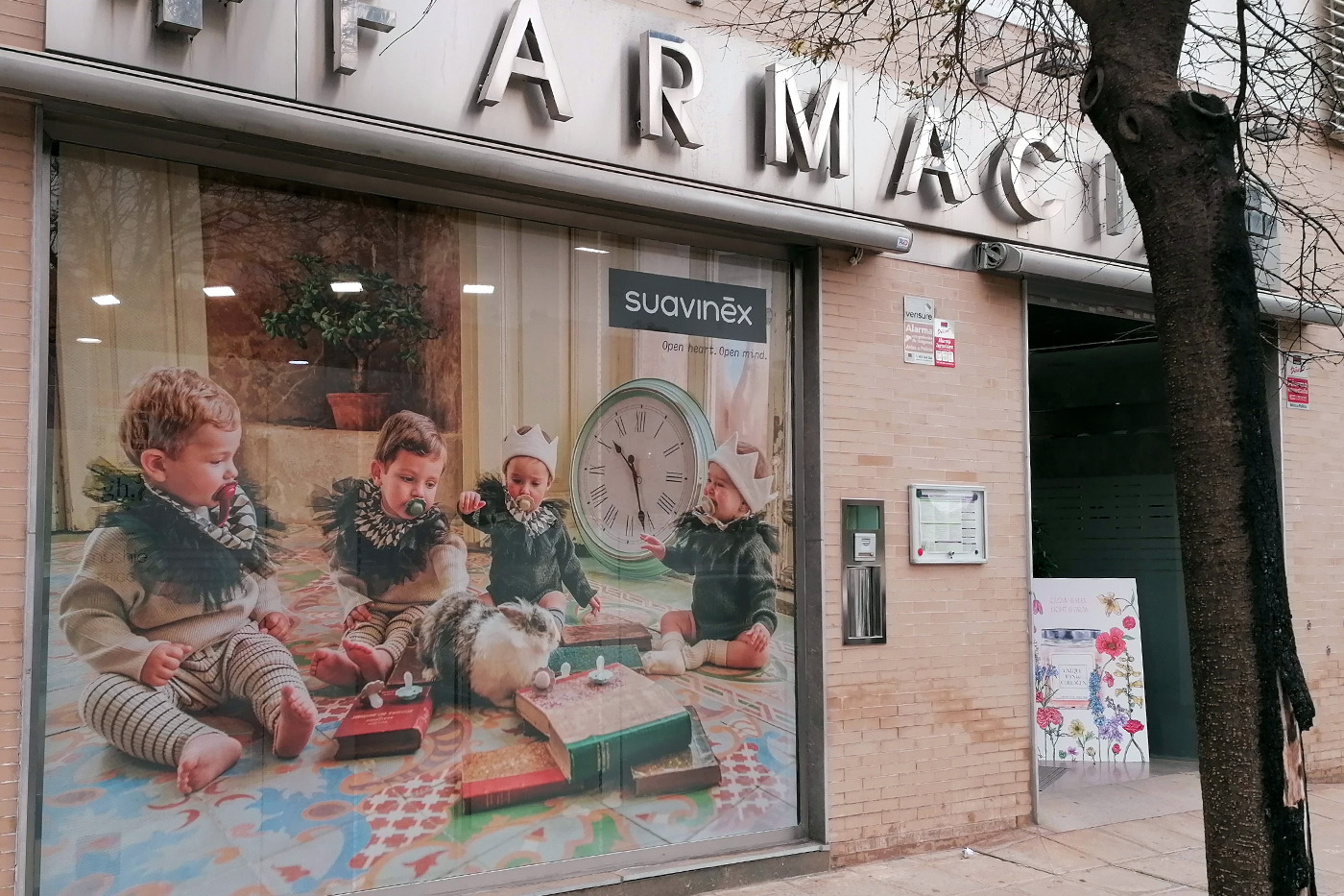 diseño de vinilos escaparate para farmacia